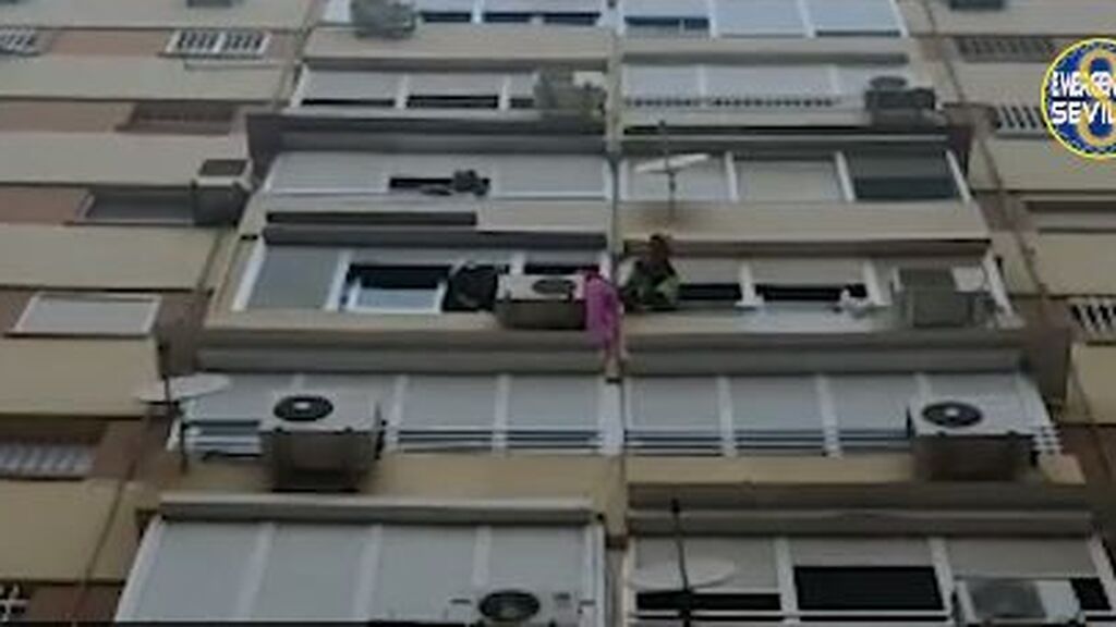 Los bomberos rescatan una anciana que estaba sentada en la cornisa de un sexto piso en Sevilla