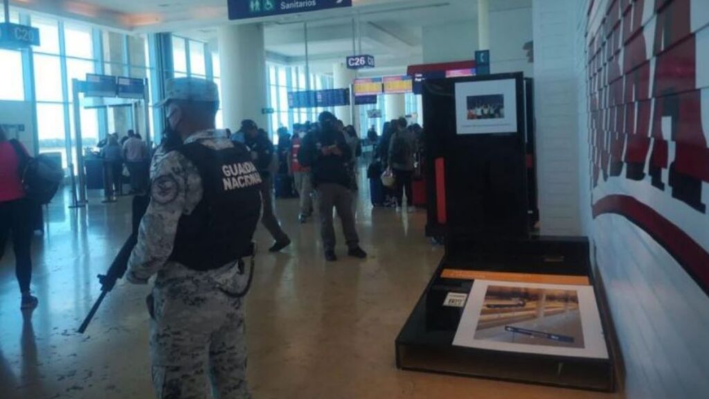Confusión y caos en el aeropuerto de Cancún por la caída de tres vallas publicitarias