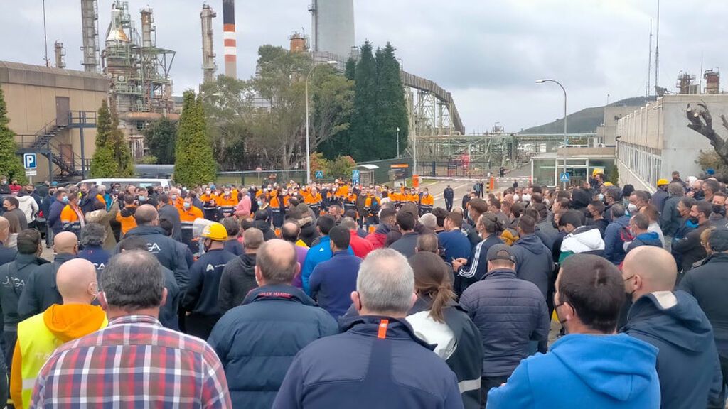 Trabajadores concentrados a las puertas de la refinería de A Coruña.