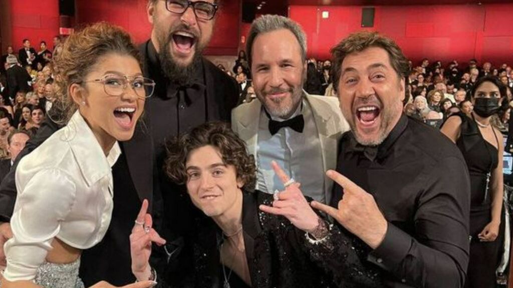 Jason Momoa posa con Bardem en los Oscar 2022