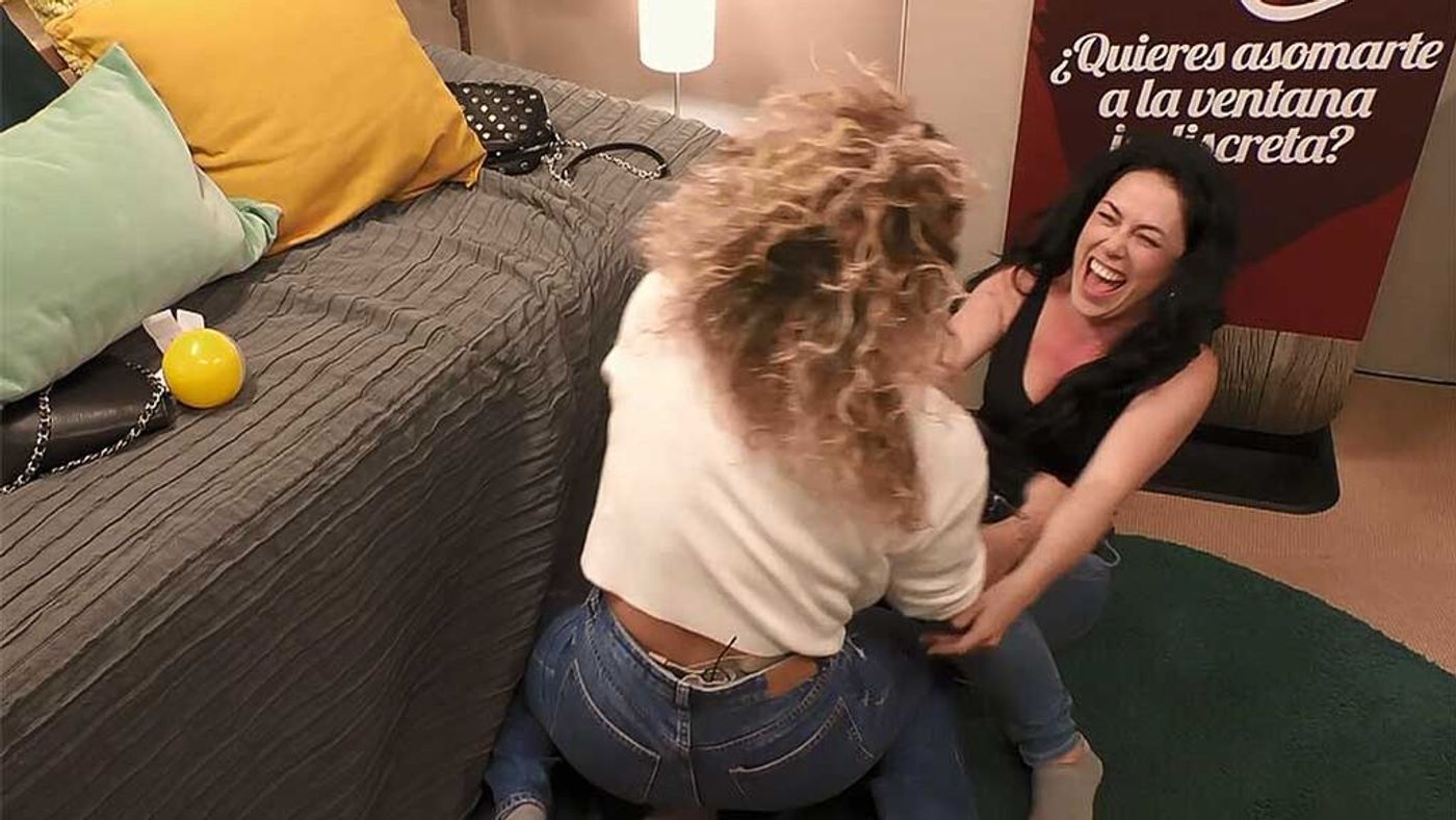 Sarah y Pamela, descalzas y a lo loco en el reservado de ‘First Dates’