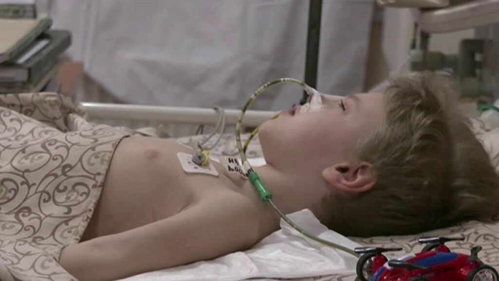 El llanto de un niño ucraniano llamando a su padre desde la cama del hospital