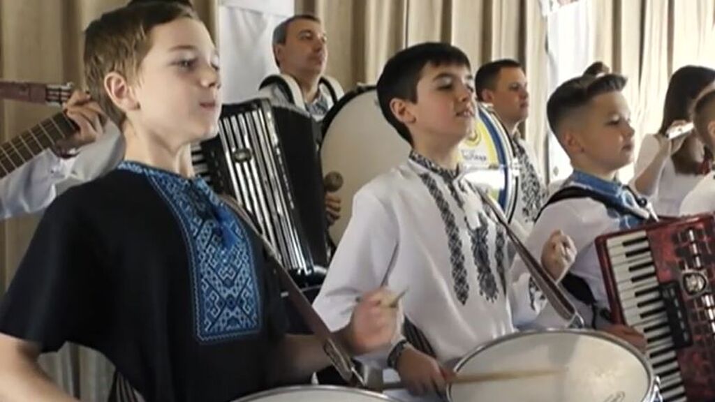 Una escuela de música ucraniana toca el himno de Asturias para agradecer el apoyo de una banda de Navia