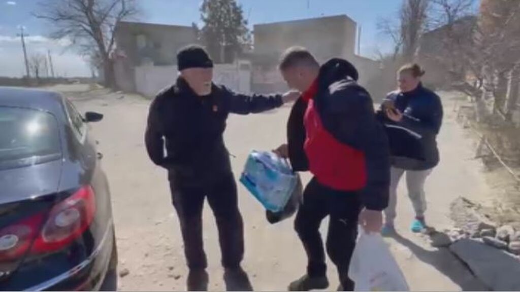 SOS desde Santander a Vitaly, el hombre que ayuda a sus vecinos de Jersón: "Mis padres están atrapados y necesitan medicinas"