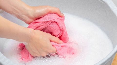 Cómo arreglar ropa blanca desteñida de rosa pocos pasos - Divinity