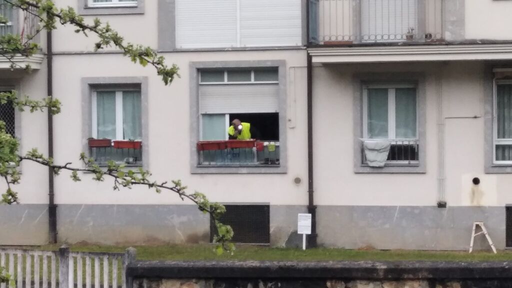 Un agente de la Ertzaintza inspecciona la vivienda donde se ha producido el escape.