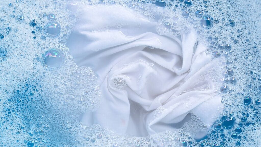 También, el limón, la sal y el detergente en polvo servirán para eliminar toda la suciedad de la ropa.