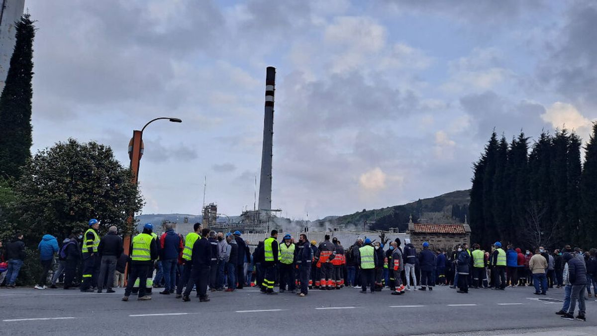 Trabajadores de la refinería de A Coruña piden más seguridad tras el accidente en el que murió un operario Trabajadores de la refinería de A Coruña piden más seguridad tras el accidente en el que murió un operario