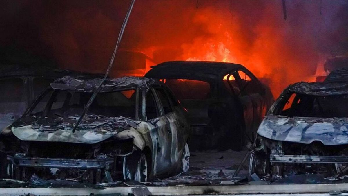 Una treintena de coches calcinados en el incendio de un concesionario de Erandio Una treintena de coches calcinados en el incendio de un concesionario de Erandio