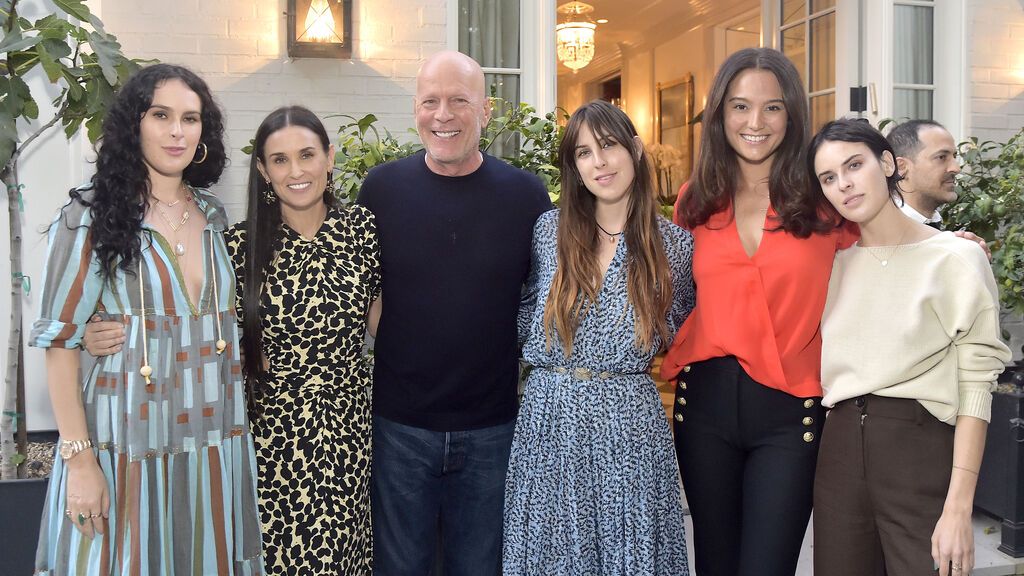 Bruce Willis con su mujer Emma Heming, su ex Demi Moore y sus hijas Rumer, Scout y Tallullah