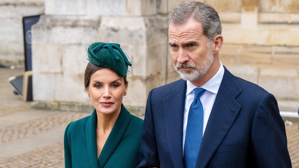 La reina Letizia y Felipe VI llegando a la misa funeral del duque de Edimburgo