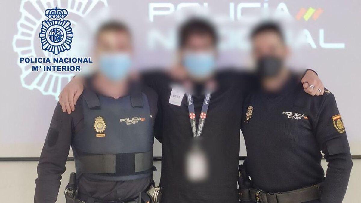 Un joven que intentó suicidarse en un piso de Madrid agradece su ayuda a los policías que le salvaron Un joven que intentó suicidarse en un piso de Madrid agradece su ayuda a los policías que le salvaron