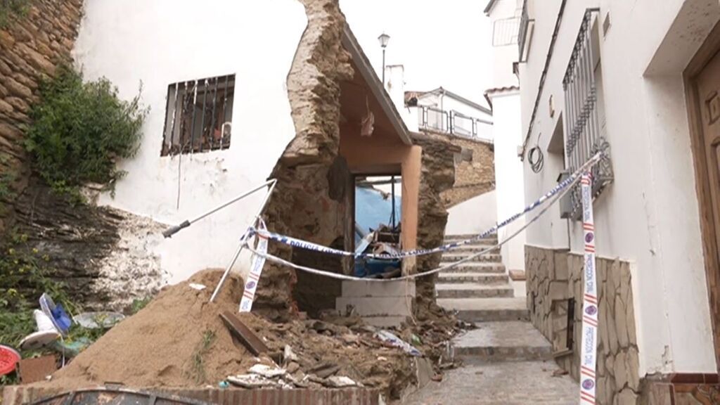 Una tromba de agua y barro causa numerosos destrozos en el municipio gaditano de Setenil de las Bodegas