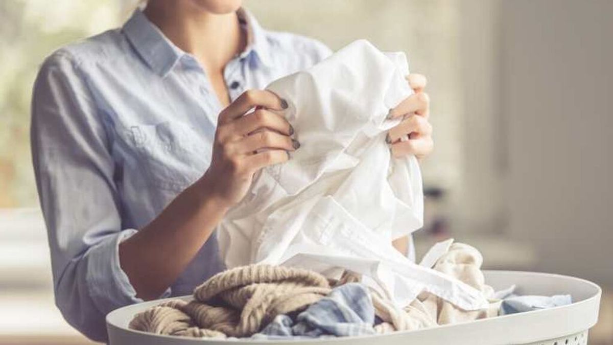 Estos son los trucos definitivos para blanquear las camisas blancas de forma definitiva: de lavarla por separado a no hacer uso del suavizante.
