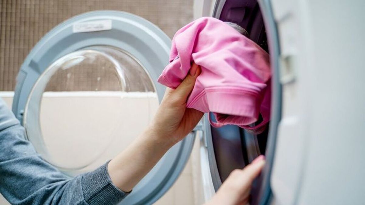 Estos son los pasos para arreglar la ropa blanca desteñida de rosa: del uso del bicarbonato a cómo mantener el color durante más tiempo.