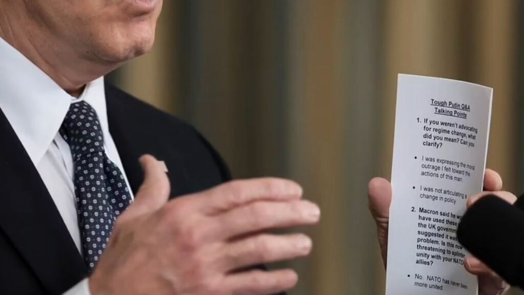 La cartulina que guarda las respuestas que Joe Biden debe dar a la prensa