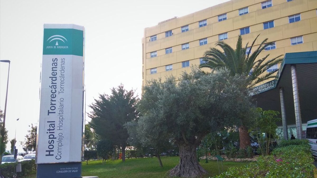 Herido grave un trabajador al caerle en la cabeza una caja de azulejos en Roquetas de Mar Herido grave un trabajador al caerle en la cabeza una caja de azulejos en Roquetas de Mar