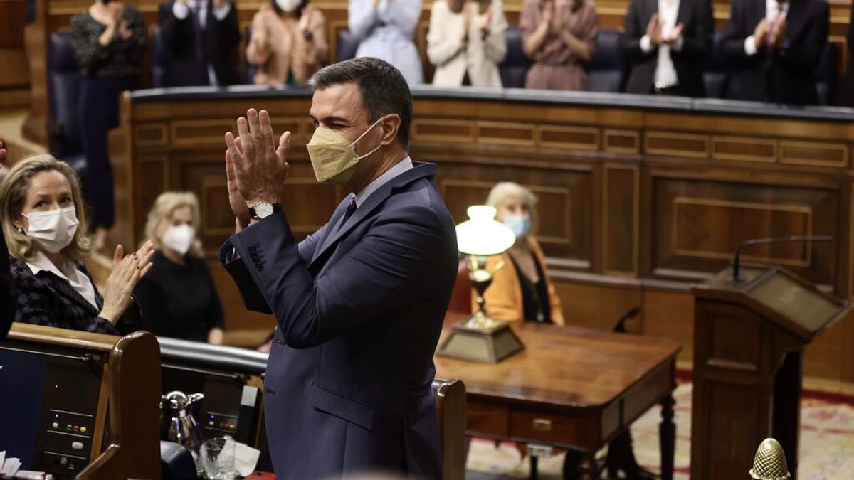 Sánchez recibe los aplausos de su bancada en el Congreso