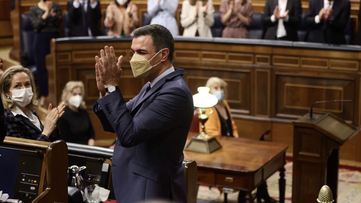 Sánchez recibe los aplausos de su bancada en el Congreso Sánchez recibe los aplausos de su bancada en el Congreso