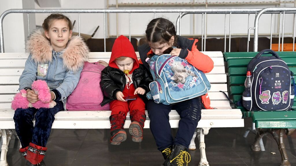 EuropaPress_4342871_26_march_2022_slovakia_michalovce_refugee_children_from_ukraine_wait_at