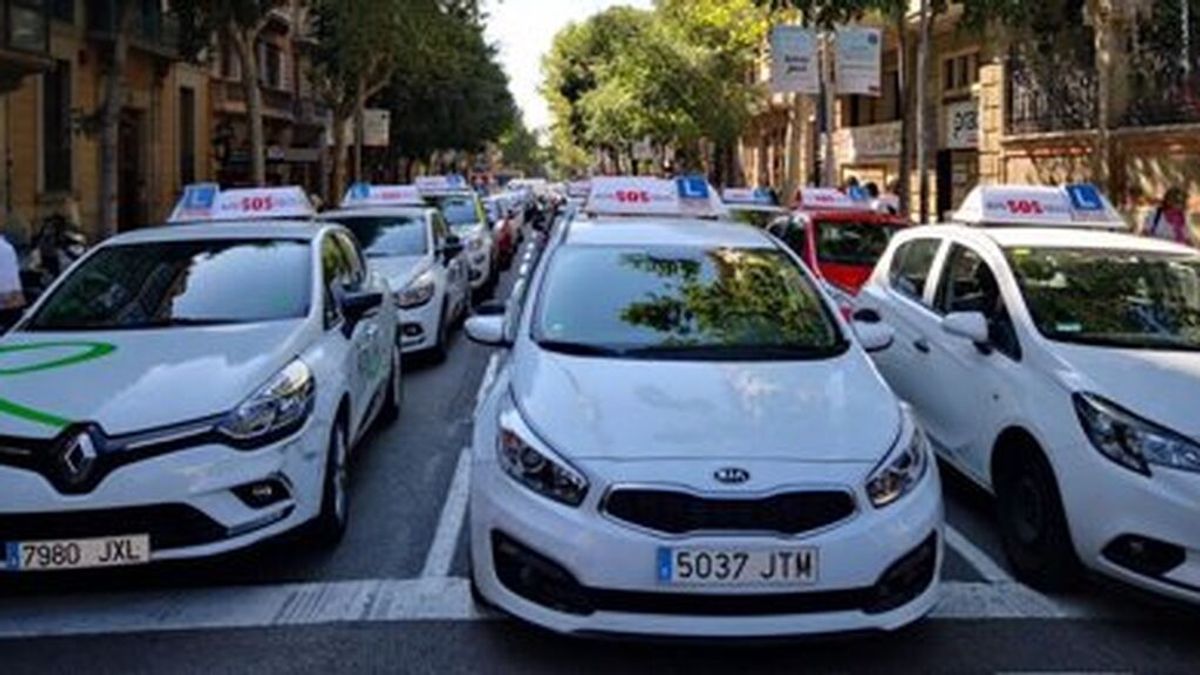Las autoescuelas valencianas aparcan los coches y dejan de dar prácticas ante la subida del combustible Las autoescuelas valencianas aparcan los coches y dejan de dar prácticas ante la subida del combustible