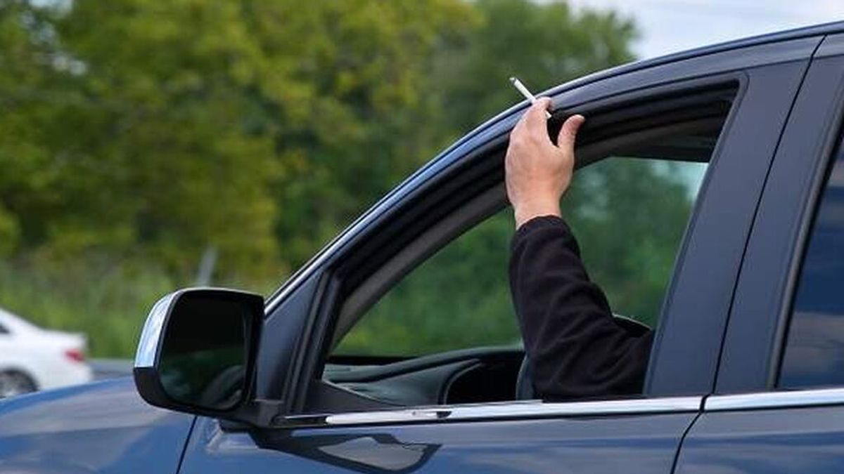 Las nuevas multas de la DGT: se endurecen las penalizaciones a los fumadores Las nuevas multas de la DGT: se endurecen las penalizaciones a los fumadores