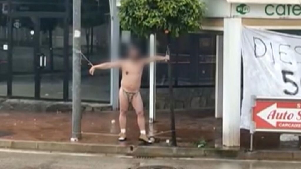 En tanga y atado bajo la lluvia: la broma a un novio en su despedida de soltero en Alzira
