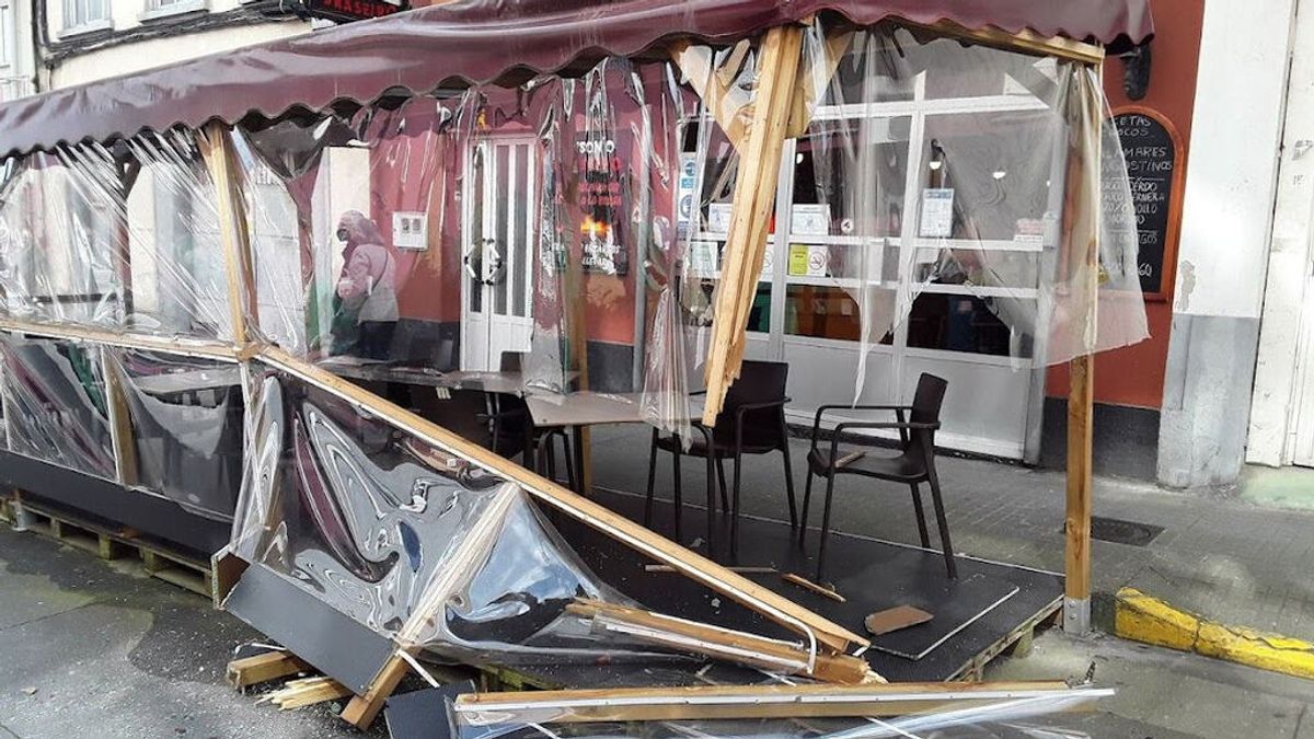 Un conductor ebrio destroza la terraza de un bar en Lugo