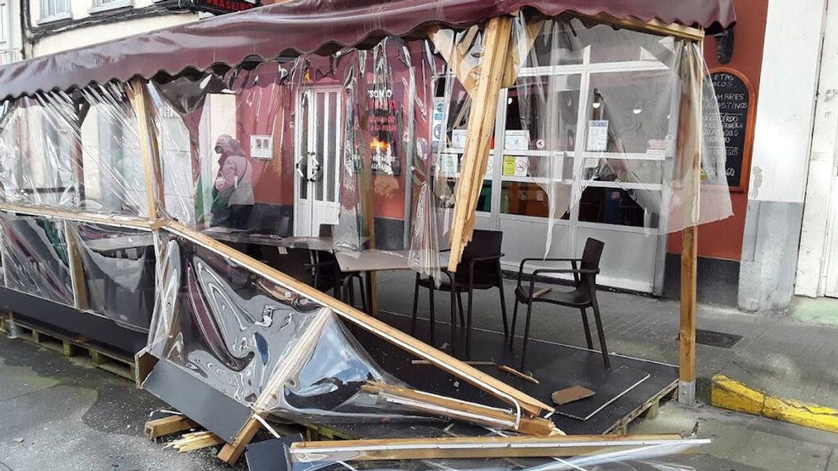 Un conductor ebrio destroza la terraza de un bar en Lugo Un conductor ebrio destroza la terraza de un bar en Lugo