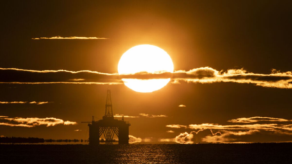 El petróleo baja casi un 5% ante la posible liberación de más reservas de Estados Unidos El petróleo baja casi un 5% ante la posible liberación de más reservas de Estados Unidos