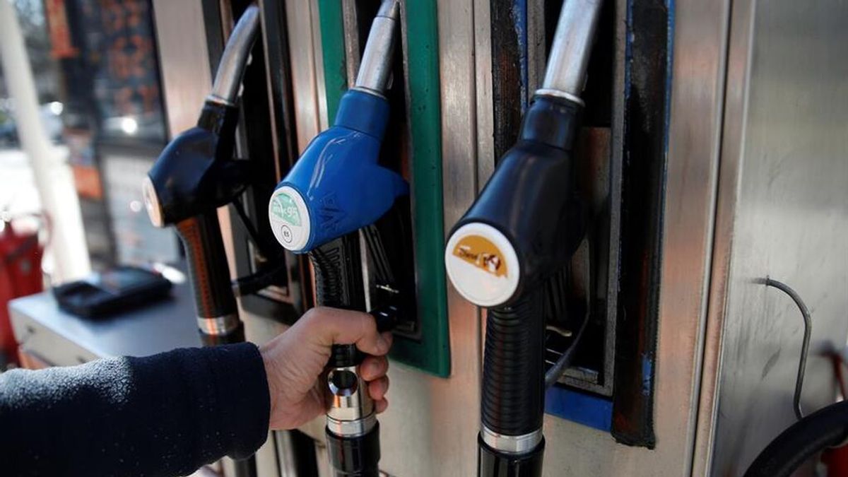Un hombre se dispone a repostar en una gasolinera de Madrid, Un hombre se dispone a repostar en una gasolinera de Madrid,