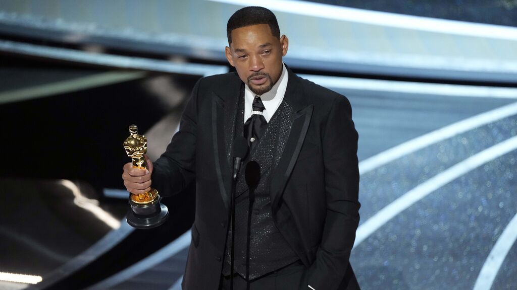 Will Smith dando su discurso en los Oscar 2022