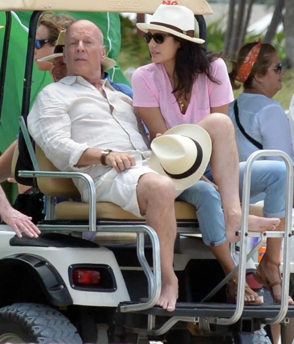 Bruce Willis, con su mujer, Emma Heming, en el rodaje de un anuncio