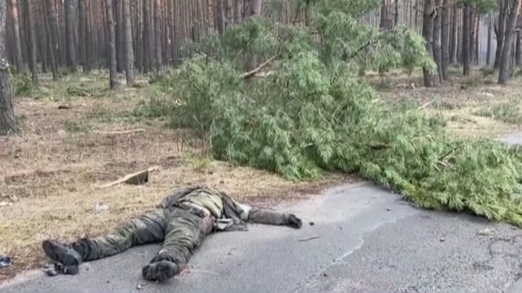 Los soldados de Ucrania muestran los cadáveres de los rusos: "Son solo niños"