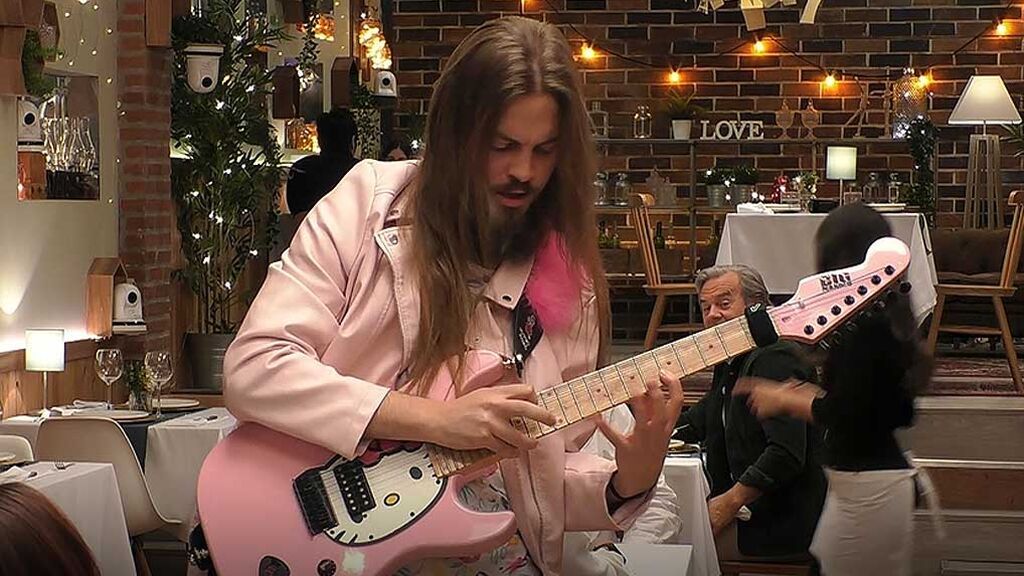Manolo deja sin palabras a María con su guitarra rosa de Hello Kitty: “Me meo”