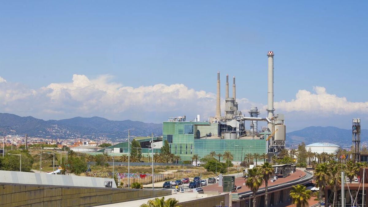 La Fiscalía denuncia a la incineradora de Sant Adrià por delito ecológico y señala a un edil de Colau La Fiscalía denuncia a la incineradora de Sant Adrià por delito ecológico y señala a un edil de Colau