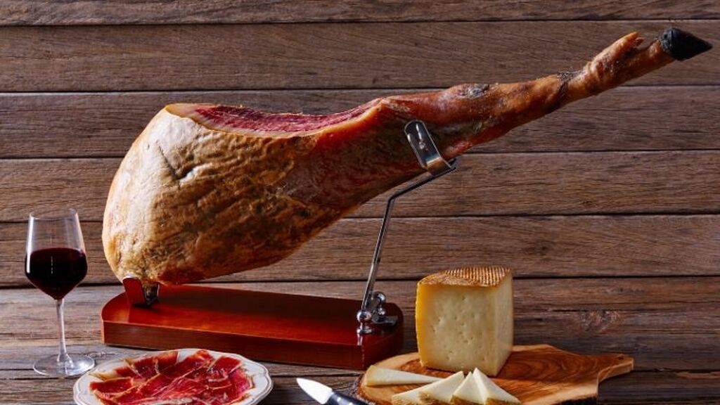 Lo primero que habrá que hacer será colocar el jamón en un jamonero.