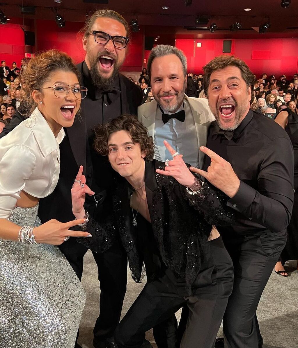Javier Bardem posa junto a sus compañeros de 'Dune' en la noche de los Oscars.