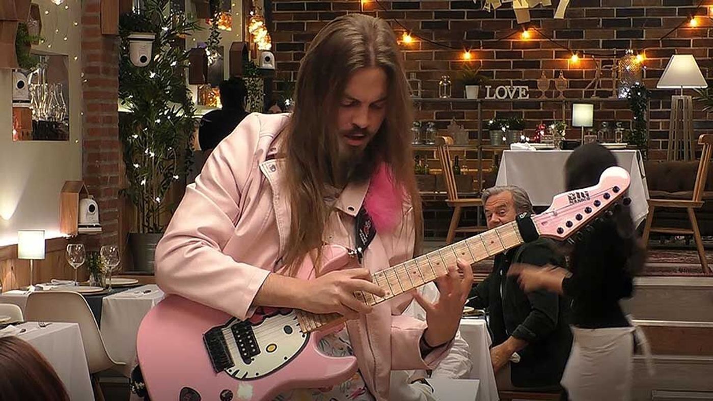 Manolo deja sin palabras a María con su guitarra rosa de Hello Kitty First Dates Temporada 5 Top Vídeos 740