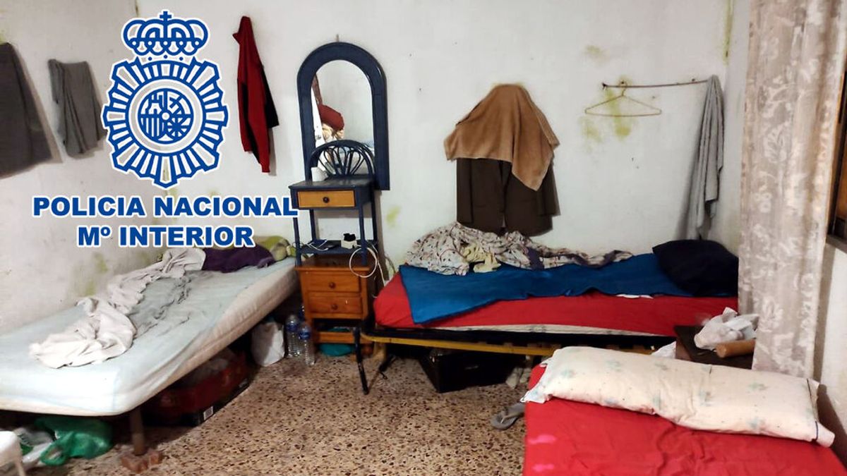 Cinco detenidos en Alicante de una red que hacinaba a inmigrantes en 'pisos patera' Cinco detenidos en Alicante de una red que hacinaba a inmigrantes en 'pisos patera'