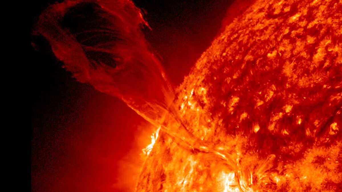 Una erupción solar "caníbal" produce un apagón de radio: se acerca otra tormenta solar fuerte