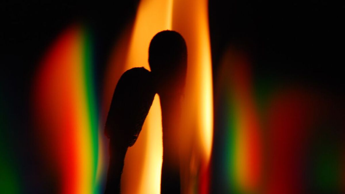¿De dónde viene la expresión 'estar a dos velas'? Este es su curioso origen ¿De dónde viene la expresión 'estar a dos velas'? Este es su curioso origen