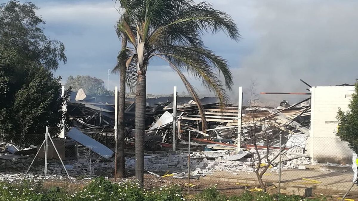 Hallan muerto al desaparecido durante el incendio de la incubadora de Morón de la Frontera Hallan muerto al desaparecido durante el incendio de la incubadora de Morón de la Frontera