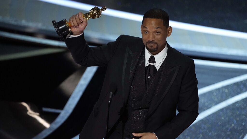 La Academia de Hollywood dice ahora que invitaron a Will Smith a irse de la gala y él se negó