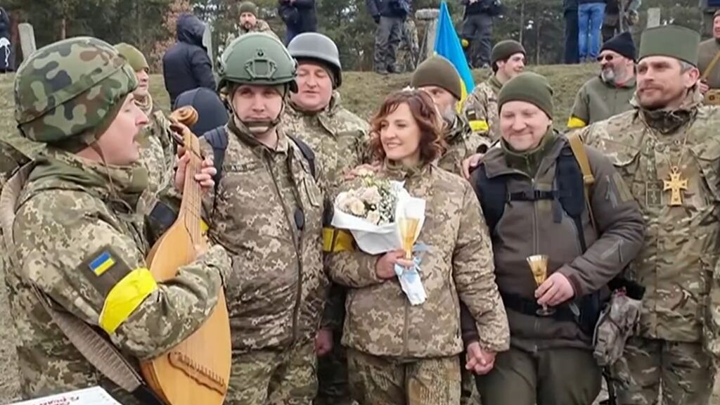 El amor en tiempos de guerra: bodas ucranianas en las trincheras