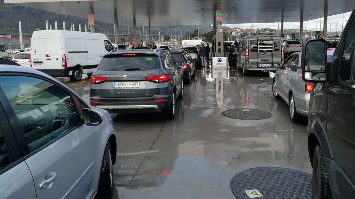 Grandes colas en las gasolineras vascas el primer día de la rebaja de los 20 céntimos por litro Grandes colas en las gasolineras vascas el primer día de la rebaja de los 20 céntimos por litro
