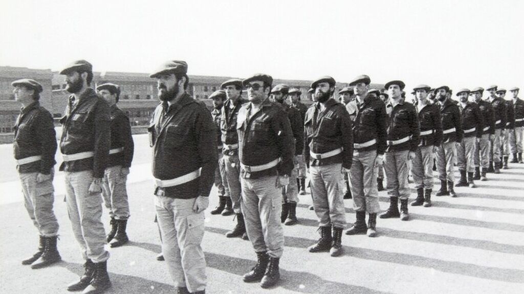 Agentes de las primeras promociones de la Ertzaintza.