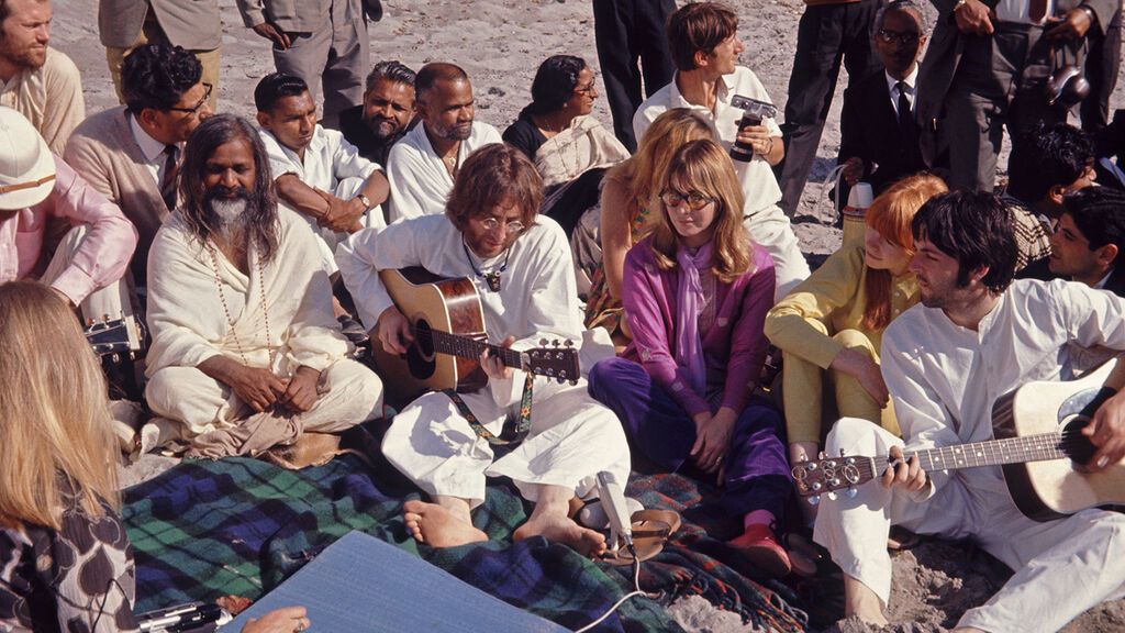 Los Beatles durante un concierto para Maharishi.