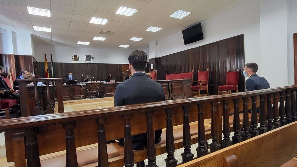 La defensa de Santi Mina ve "ambigüedad" en el relato de la presunta víctima y pide su absolución La defensa de Santi Mina ve "ambigüedad" en el relato de la presunta víctima y pide su absolución