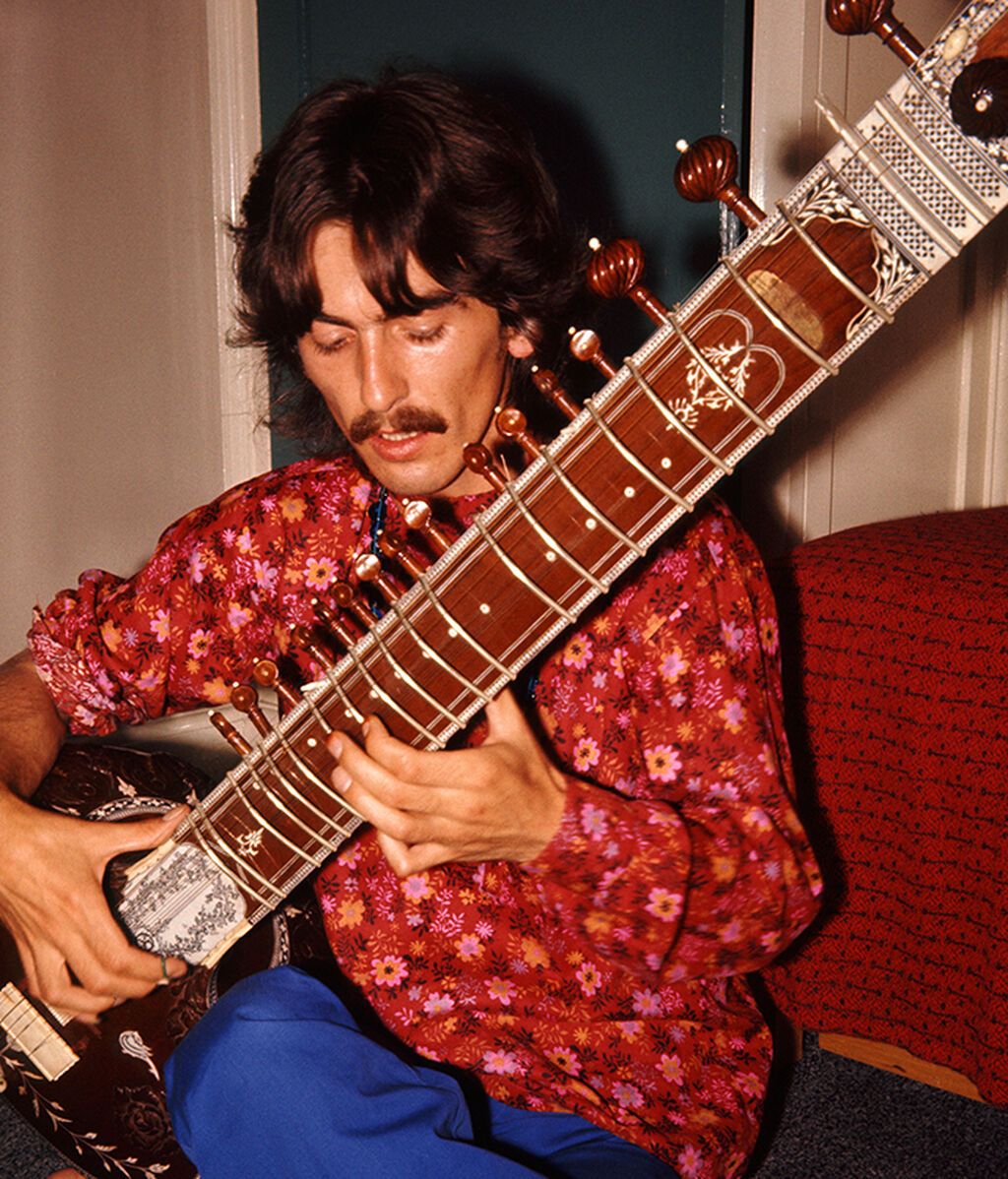 George Harrison tocando el sitar.